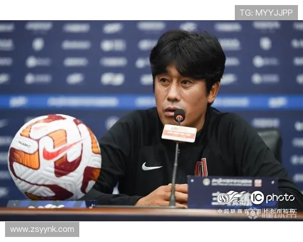 成都蓉城队主教练徐正源与球员德尔加多出席发布会共同展望新赛季目标